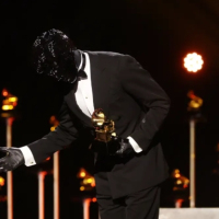 O homem por trás da máscara: Gesaffelstein transforma o techno em protagonista no Grammy 2026