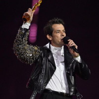 Raiz de DJ, impacto global: Mark Ronson é homenageado no BRITs