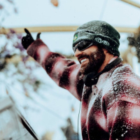 Comercial ou underground? Alok responde ao vivo nos Alpes franceses