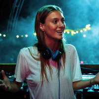 Filha de Bob Sinclar estreia no Brasil e começa a construir seu próprio nome na cena house
