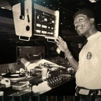 A cabine do DJ já foi mais oficina mecânica do que palco