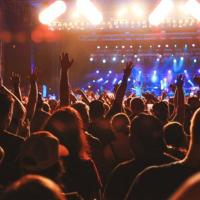 Pagar alguém para ir ao show no seu lugar? FOMO chega a outro nível