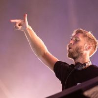 Calvin Harris transforma o Tomorrowland em uma viagem pelos maiores hits da carreira