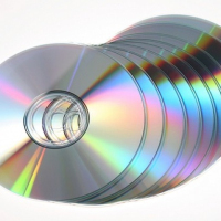 CDs voltam com força e crescem mais que os discos de vinil em 2026
