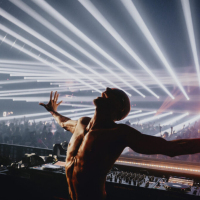 25 hist&oacute;rias absurdas da m&uacute;sica eletr&ocirc;nica que aconteceram em 2025