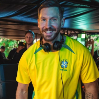 Calvin Harris mostra o tamanho da eletr&ocirc;nica no Carnaval de rua