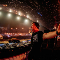 Hardwell homenageia Avicii no Tomorrowland